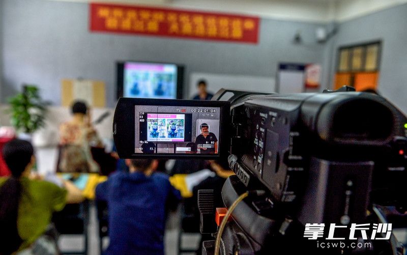 微课比赛现场全程录像，方便老师们课后进行切磋交流  长沙晚报全媒体记者 陈飞 摄
