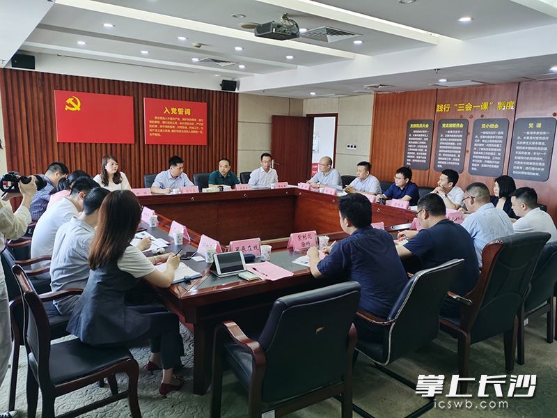 长沙市装配式建筑产业链推进办公室召开“引法于企、精准服务”座谈会。