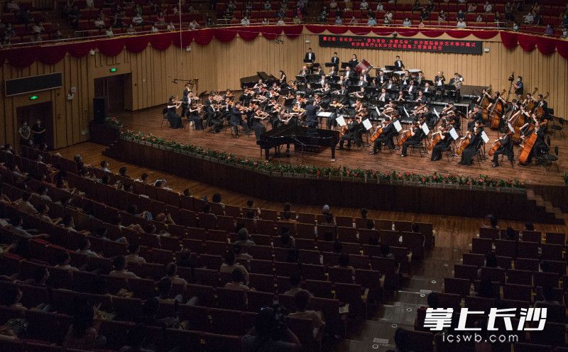 6月10日晚，长沙音乐厅&长沙交响乐团 2020年复工首演音乐会在长沙音乐厅演出。长沙晚报全媒体记者  邹麟 摄