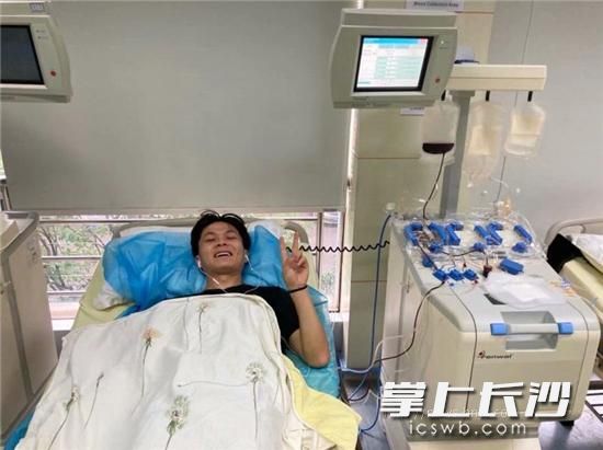 湖南工程学院大四学生曾凯用献血的方式纪念毕业。