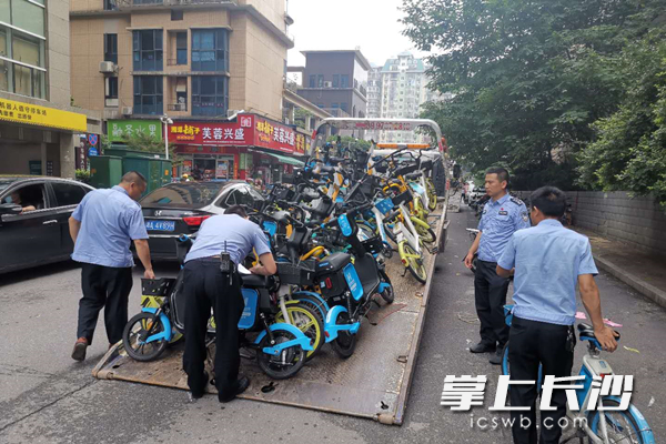 今天，芙蓉交警对乱停乱放共享单车进行脱离