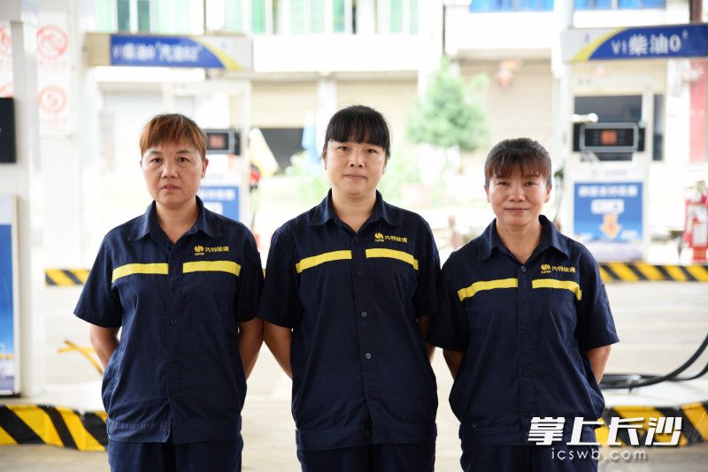 鼎益加油站内，一辆摩托车突发火灾，加油员肖香（左）、李妹华（中）、易晓辉（右）快速处置，化险为夷。长沙晚报全媒体记者 刘琦 摄