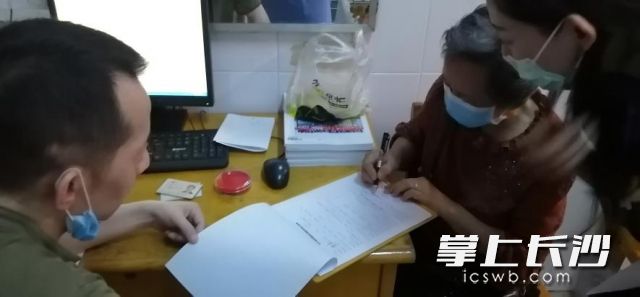 黎望之的爱人张老师及儿子郑重签下角膜遗体捐献确认登记表。长沙晚报通讯员 潘爱华 杨丽红 供图