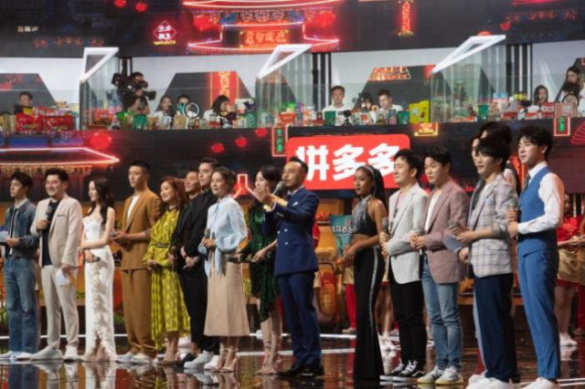 ▲6月7日，新电商平台拼多多与湖南卫视共同通力协助的扶贫晚会在湖南卫视、芒果TV、拼多多APP同步上线。（摄影：穆功）