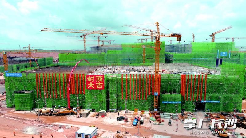 动力站是长沙惠科项目主体厂房的“心脏”部位，为场内第一栋封顶建筑。