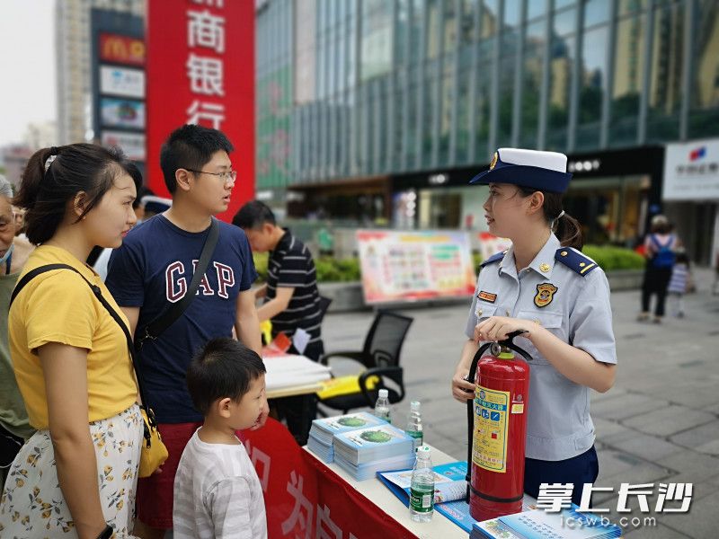 体验灭火，学习消防器材使用，开福区消防救援大队消防宣传车进社区巡回宣传活动丰富多彩。均为长沙晚报通讯员 谢海鹏 供图