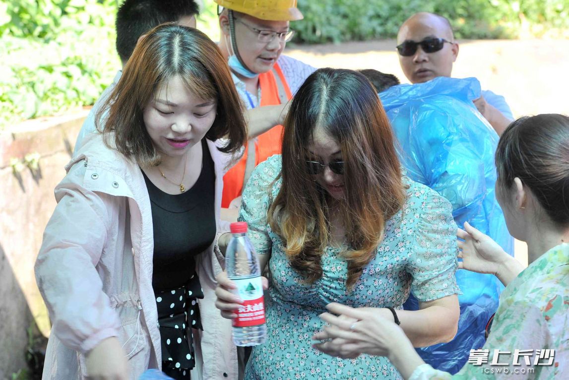救援人员在安抚被困游客的情绪。