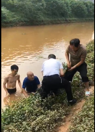 救人视频裁图。