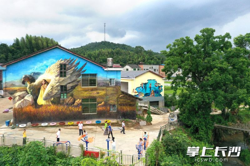 浏阳市小河乡乌石村打造乡村艺术长廊。长沙晚报全媒体记者 邹麟 通讯员 彭红霞 摄影报道