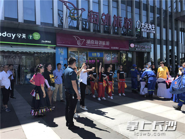 观众积极参与知识问答。