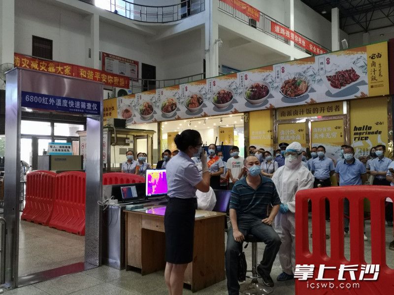 劝阻疑似新冠肺炎感染却要擅自离开车站的旅客患者。
