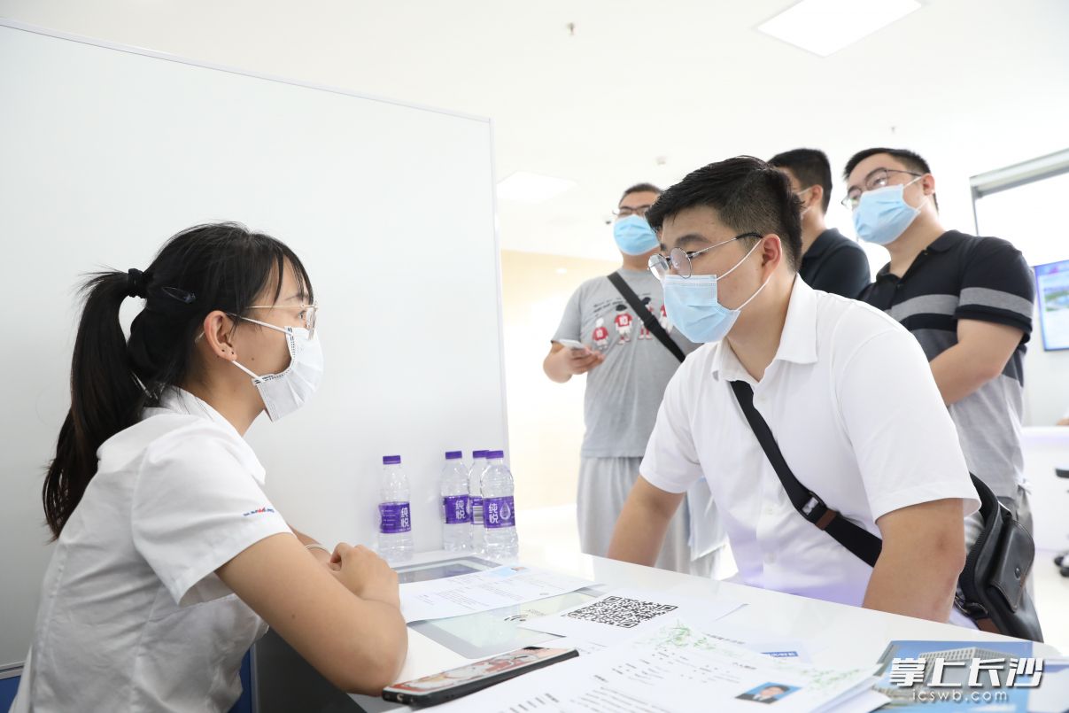 “人才集市”现场。 图片均由通讯员 蒋炼摄