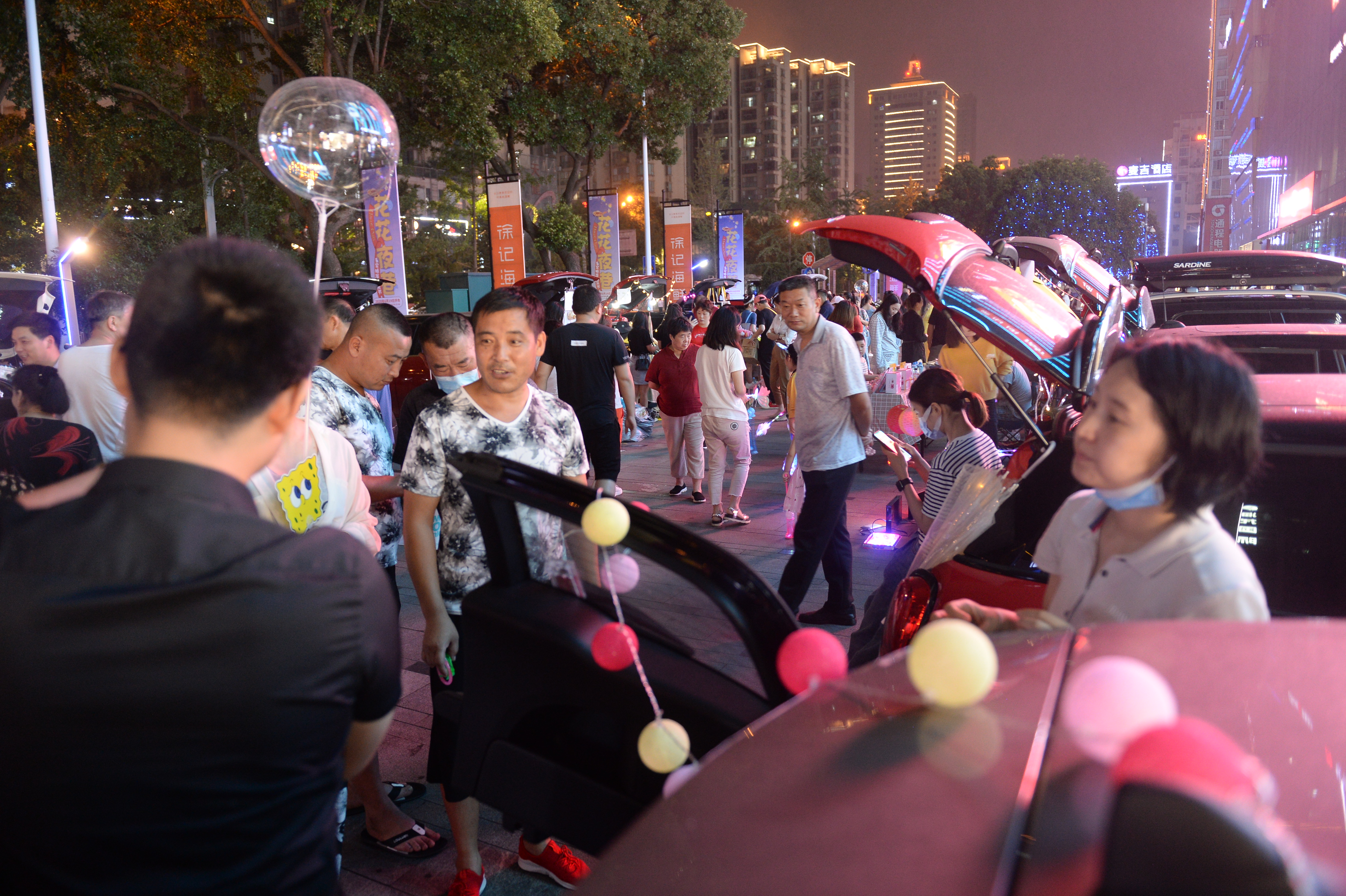 “花花夜巷”人气爆棚。长沙晚报全媒体记者石祯专摄 通讯员 宋丹摄影报道