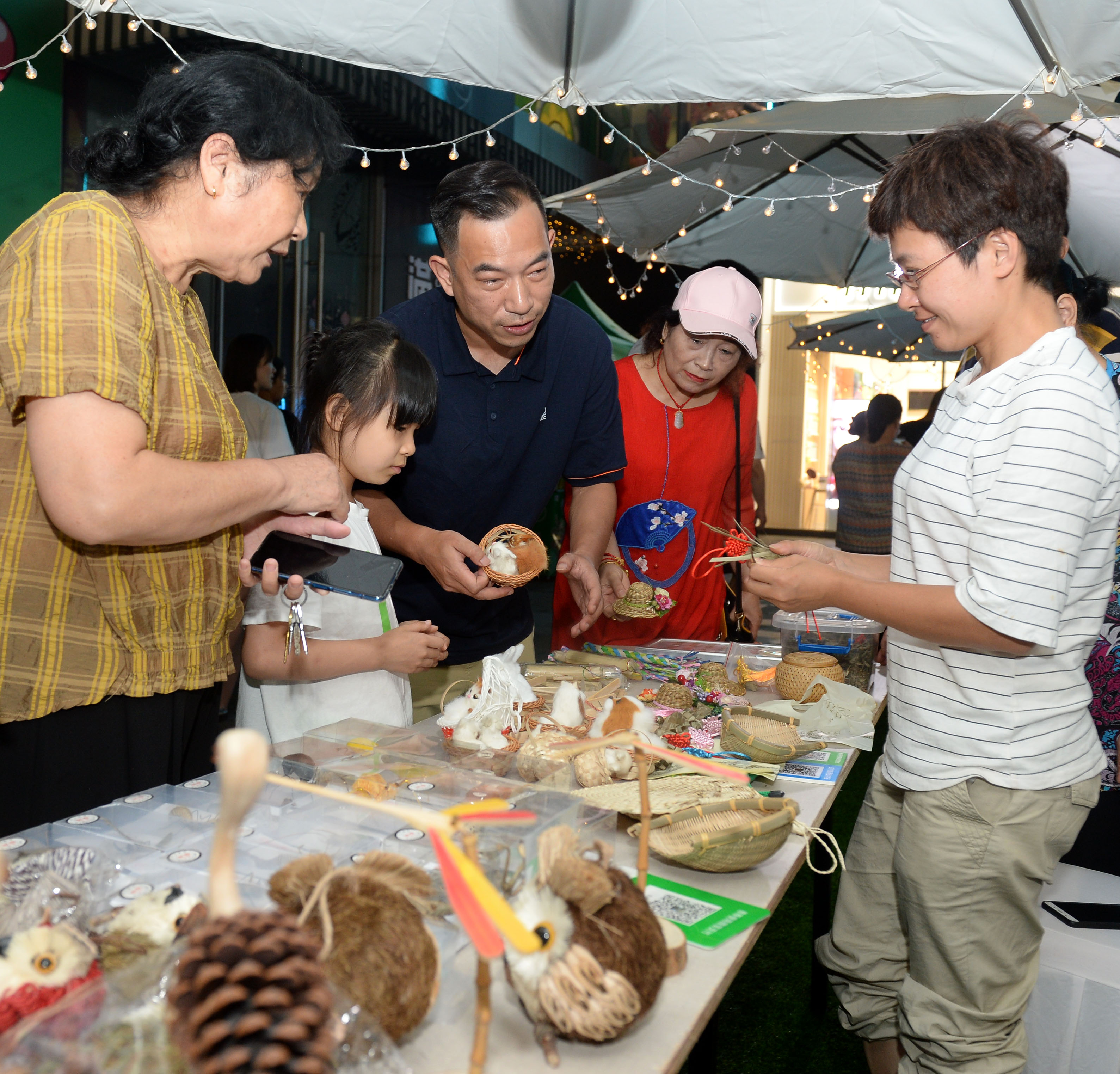 非遗棕编吸引着市民的目光。长沙晚报全媒体记者石祯专摄 通讯员 宋丹摄影报道