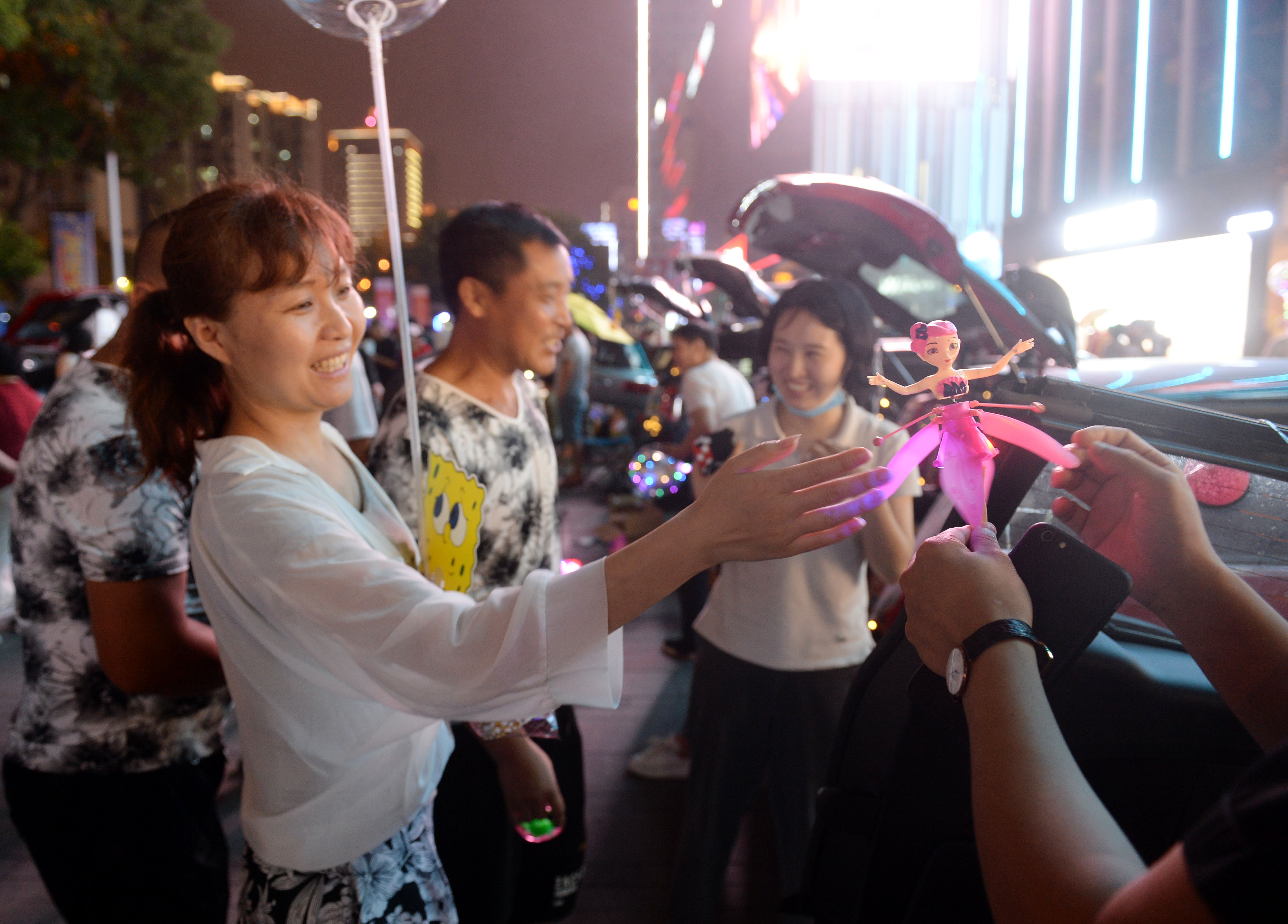 “花花夜巷”集市商品丰富，性价比高，受到消费者青睐。长沙晚报全媒体记者石祯专摄 通讯员 宋丹摄影报道
