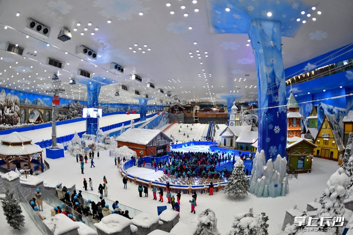 6月22日，在-5℃的湘江欢乐城欢乐雪域，一场主题为“欢乐颂”的全球首次雪地沉浸式文旅发布会—湘江欢乐城试营业新闻发布会举行。  长沙晚报全媒体记者 王志伟 摄