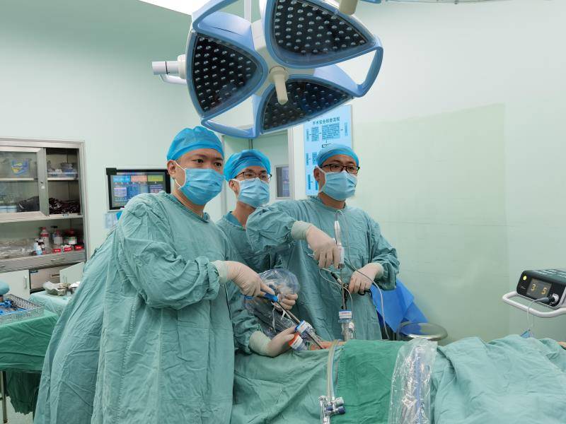 湖南省人民医院泌尿三科段燚星、郭玺专家团队为患者施行微创手术。长沙晚报通讯员 梁辉 王赛辉 供图