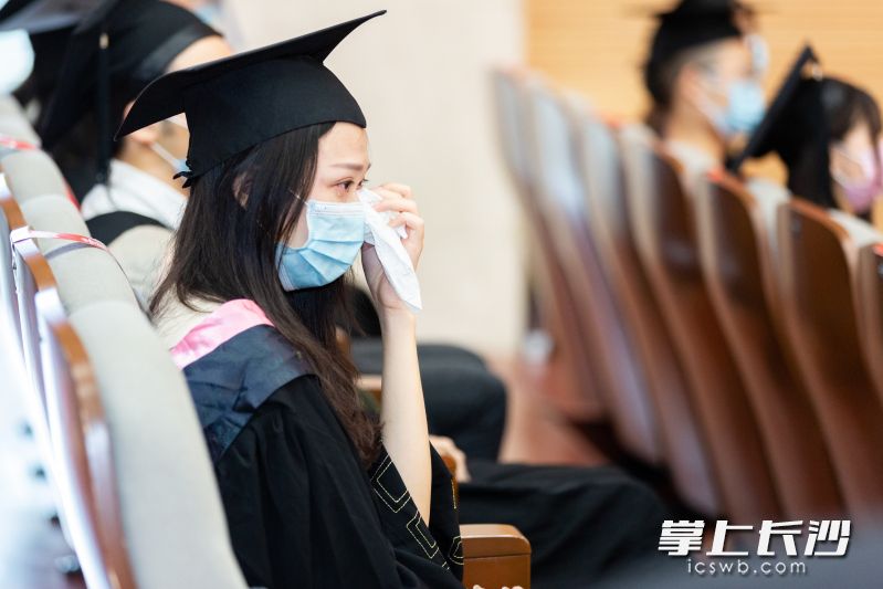 一位参加毕业典礼的学子潸然泪下。长沙晚报全媒体记者石祯专 通讯员王轩 摄