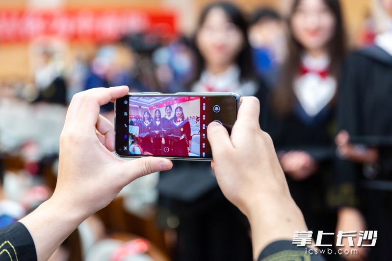 中南大学毕业学合影留念。长沙晚报全媒体记者石祯专 通讯员王轩 摄