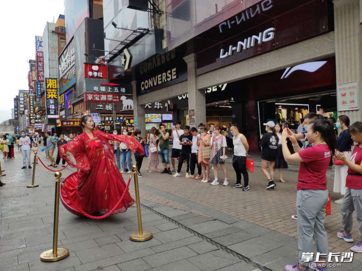 正在举行的老街新巷打卡游活动，活动选址白果园巷、苏家巷、登隆街和黄兴路步行街等长沙最繁华之地，自6月20日启动以来，人气旺盛。