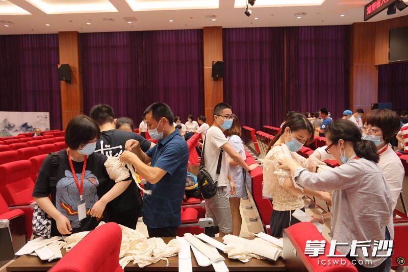 “现场急救知识与技能专题培训”在省人民医院岳麓山院区举行，近60人参加了现场培训。长沙晚报通讯员 彭婧 禹艳群 供图