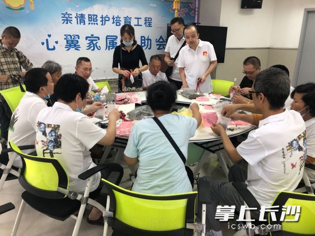 在医务人员、社工们的陪伴下，市三福利院里的端午味道温馨又浓烈。长沙晚报通讯员 沈韵 摄