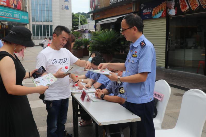 群众了解食品安全相关知识。
