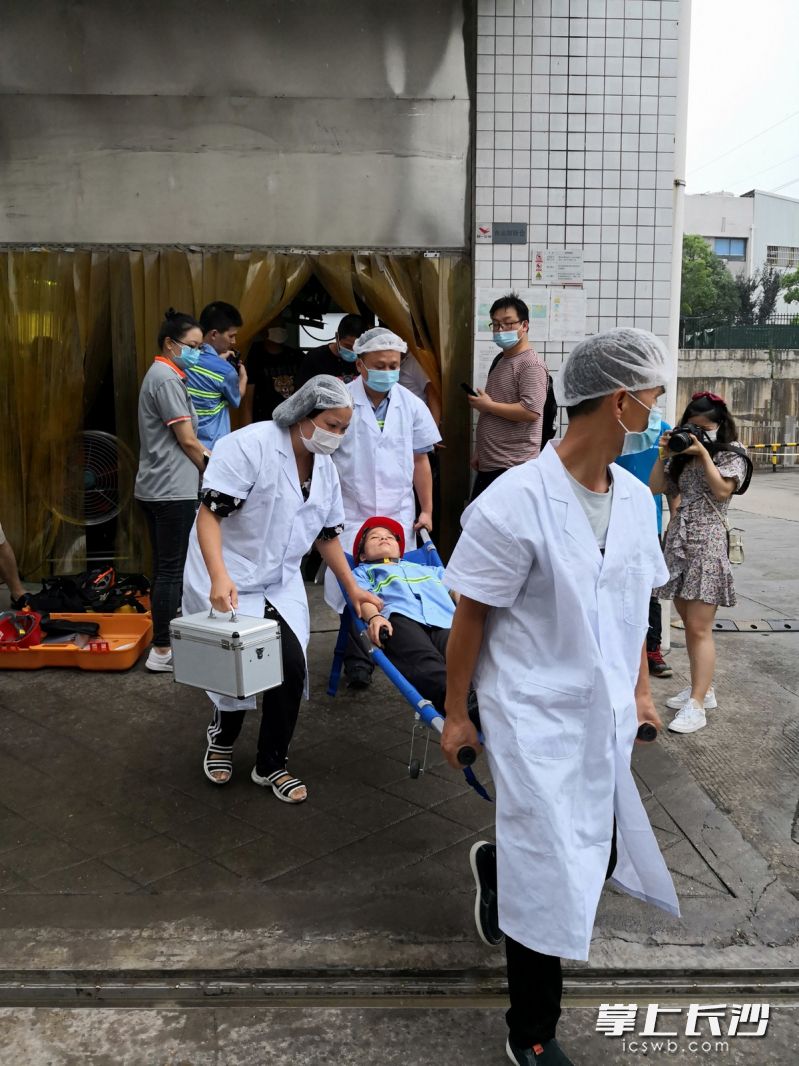 29日，金霞经开区举行“安全生产月”——有限空间作业应急演练。长沙晚报通讯员 申云峰 摄