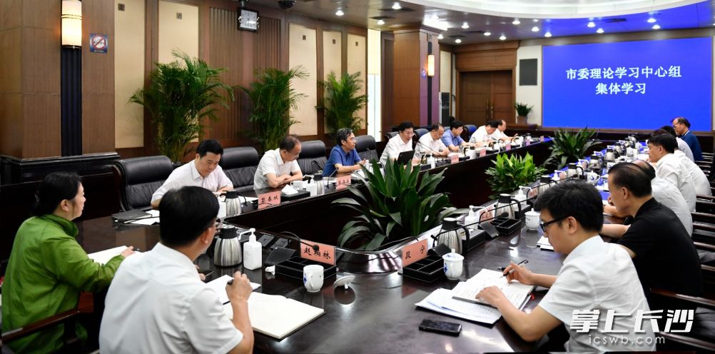 今天下午，省委常委、市委书记胡衡华主持市委理论学习中心组集体学习。长沙晚报全媒体记者 余劭劼 摄