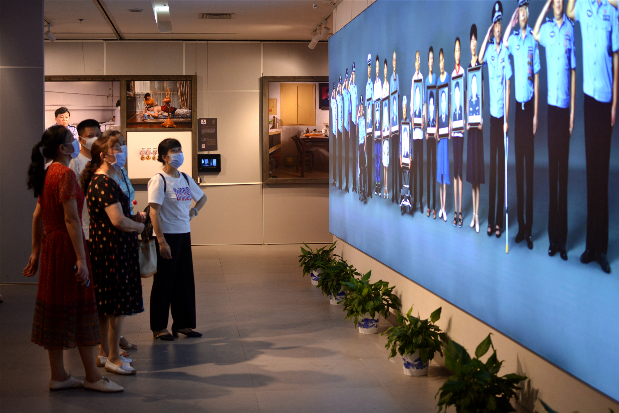 在摄影展中，观展市民通过这些摄影作品了解长沙因公牺牲、伤残民警背后的故事。 长沙晚报通讯员 孙勇 摄