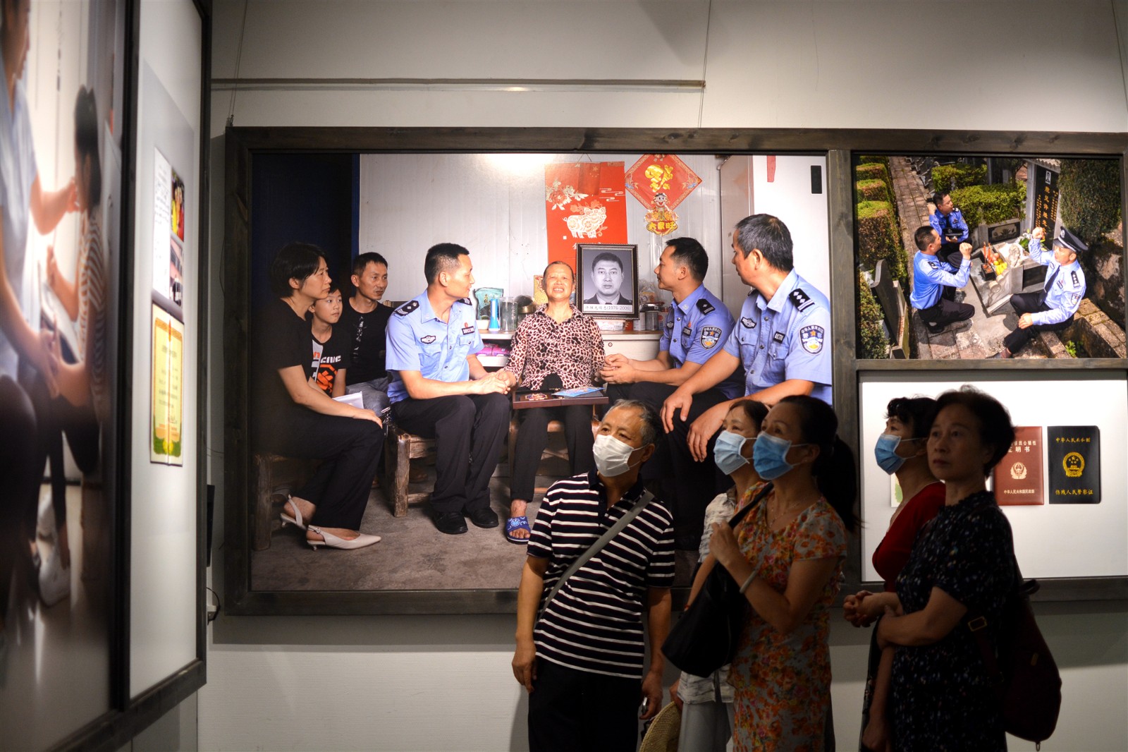 在此次摄影展中，观展市民通过这些摄影作品了解长沙因公牺牲、伤残民警背后的故事。 长沙晚报通讯员 孙勇 摄