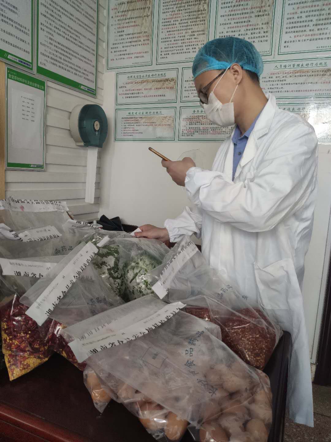 长沙市市场监管部门对全市“三考”考点学校及校园周边餐饮单位进行全覆盖检查。目前已抽检食品及食品原料、餐饮具333批次。长沙晚报全媒体记者 周辉霞摄