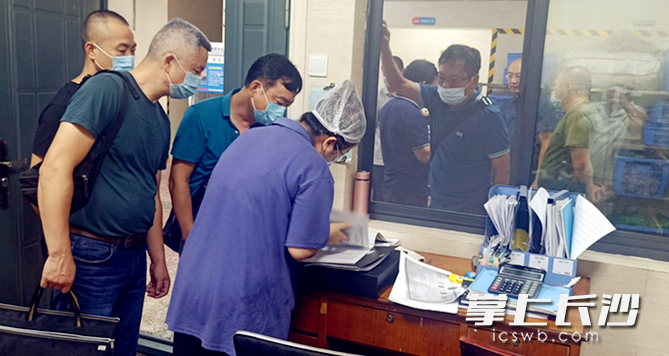 执法人员严格审查食品经营者进货查验、索证索票、台账登记等管理制度落实情况。 执法人员严格审查食品经营者进货查验、索证索票、台账登记等管理制度落实情况。