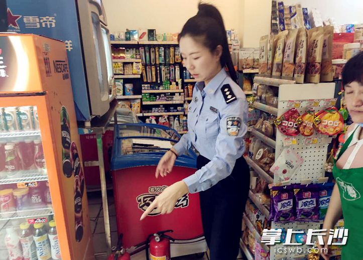 公安在考点附近门店排查安全隐患。 公安在考点附近门店排查安全隐患。