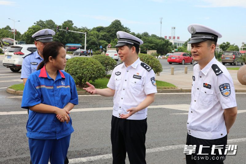 7月5日，湖南公安交警开展危险化学品运输交通安全“除隐患、防风险”专项整治行动。长沙晚报通讯员 邓彪 供图