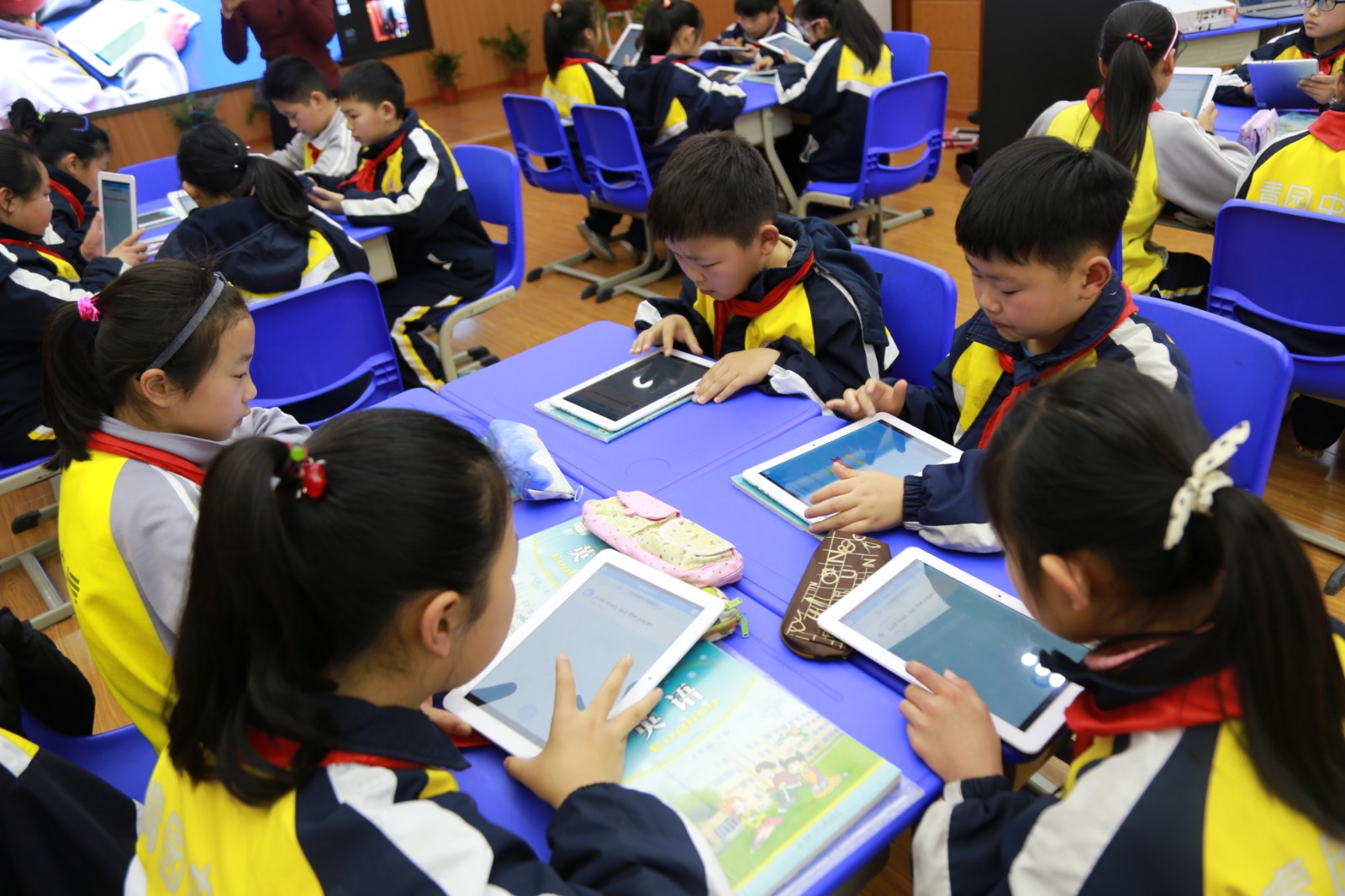 天心区的小学生正在使用平板开展合作学习。 天心区的小学生正在使用平板开展合作学习。