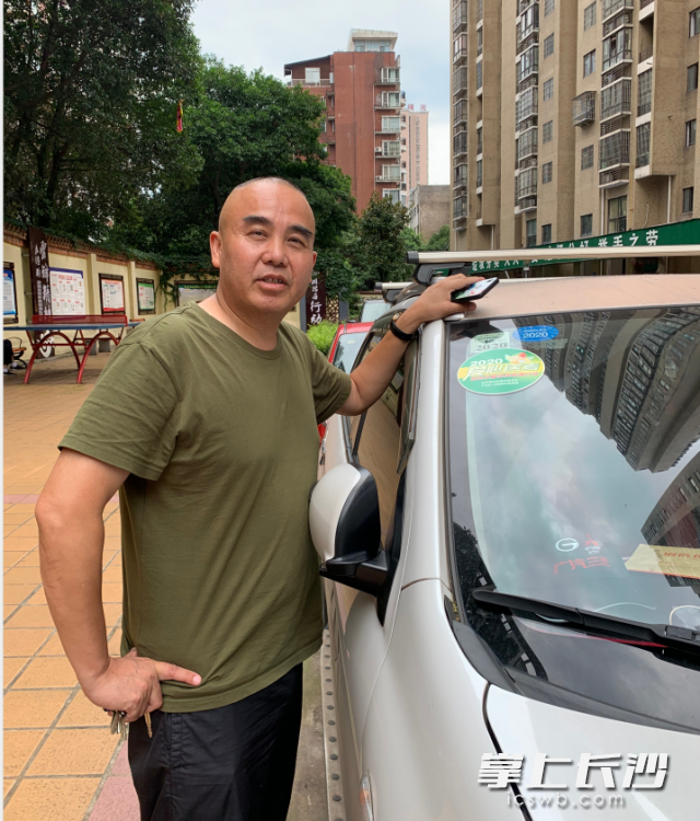 左锡金和他的爱心送考车。长沙晚报全媒体记者 邓艳红 摄