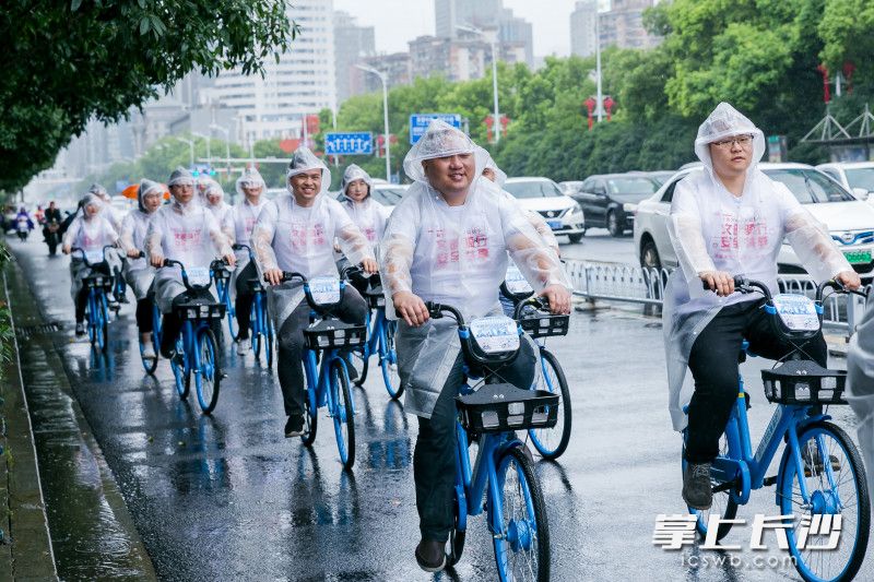 志愿者沿途向群众宣传安全骑行常识。