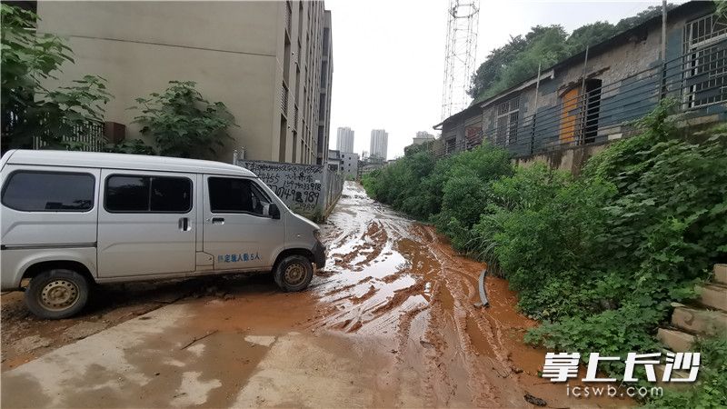 鹅羊山南侧兴联村道路已经封路。长沙晚报全媒体记者 刘树源 摄