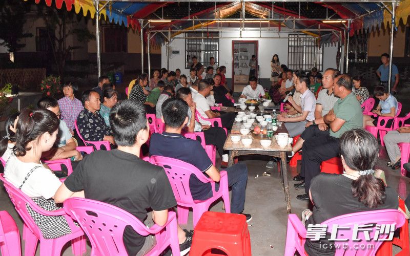 屋场夜话共话脱贫攻坚，共谋乡村振兴
