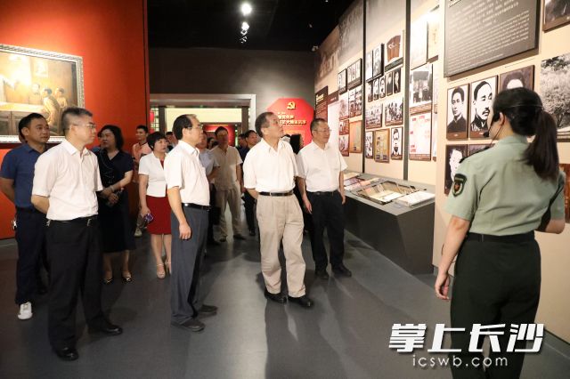 图为出席活动的省、市和开福区领导参观中国共产党长沙历史馆陈列。长沙晚报全媒体记者 黎铁桥 摄