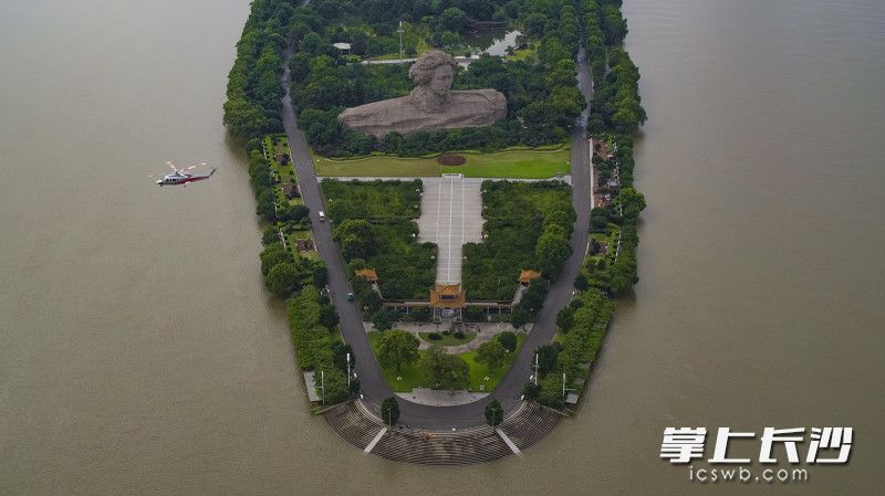 航拍镜头中，橘子洲头游道拉上了警戒线，工作人员在洲头坚守执勤。