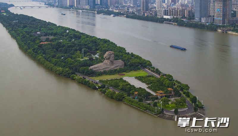 18时，湘江长沙站水位缓慢回落至35.67米。