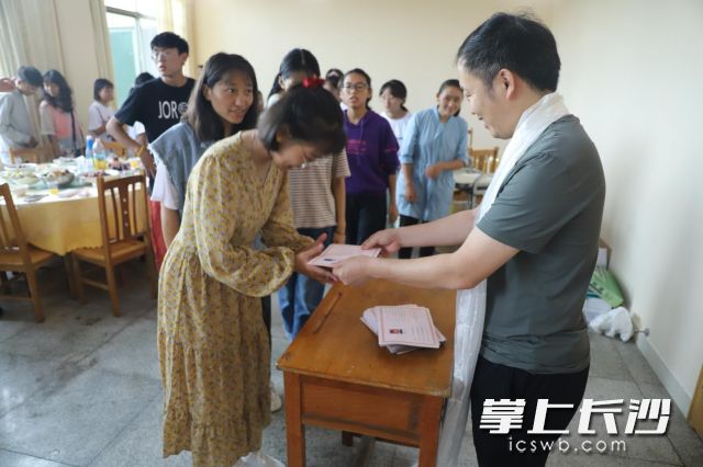 发放毕业证。通讯员阙洋摄