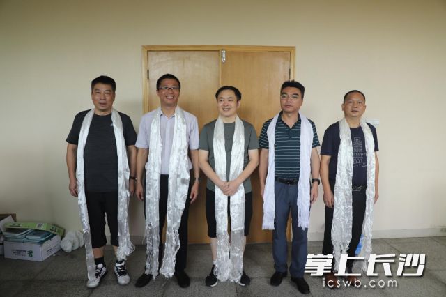洁白哈达代表学生们对老师的感恩之情。通讯员 阙洋 摄