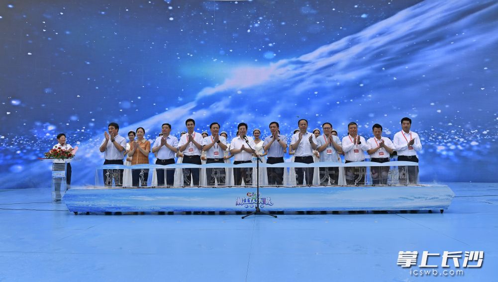 今天上午，省委常委、市委书记胡衡华宣布湘江欢乐城正式开园。长沙晚报全媒体记者 余劭劼 摄