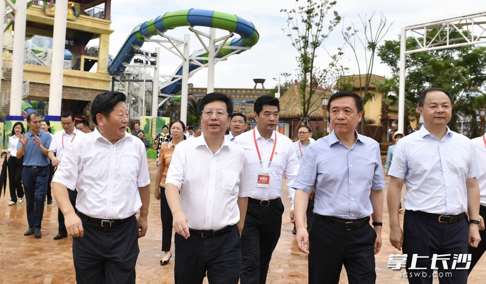 与会嘉宾参观湘江欢乐城欢乐水寨项目。长沙晚报全媒体记者 余劭劼 摄