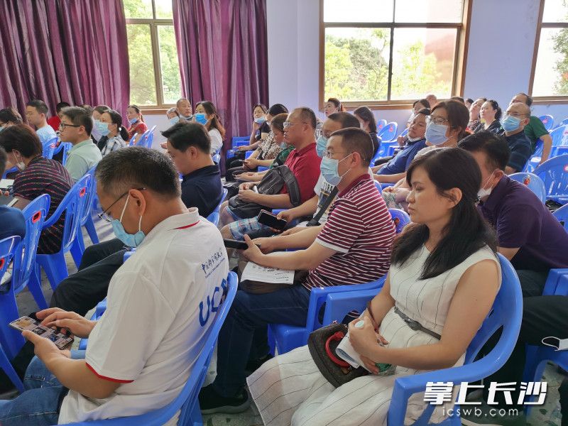 在上午举行的家长见面会上，学校招生负责人和学生志愿者回答了家长的疑问。