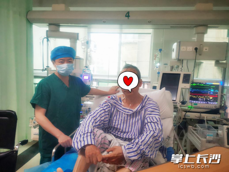 目前已脱离危险、转入普通病房的患者非常感激医护人员的及时救治。