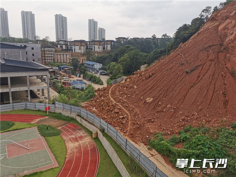 鹅羊山南侧道路堵塞的地方平整出一条小径供行人通过，存在安全隐患。长沙晚报全媒体记者 刘树源 摄